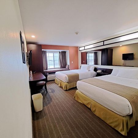 Microtel Inn And Suites By Wyndham Toluca Exterior foto
