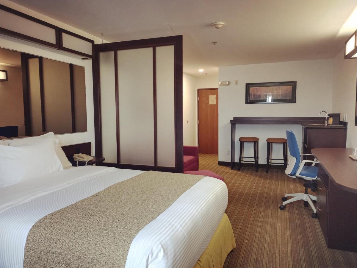 Microtel Inn And Suites By Wyndham Toluca Exterior foto