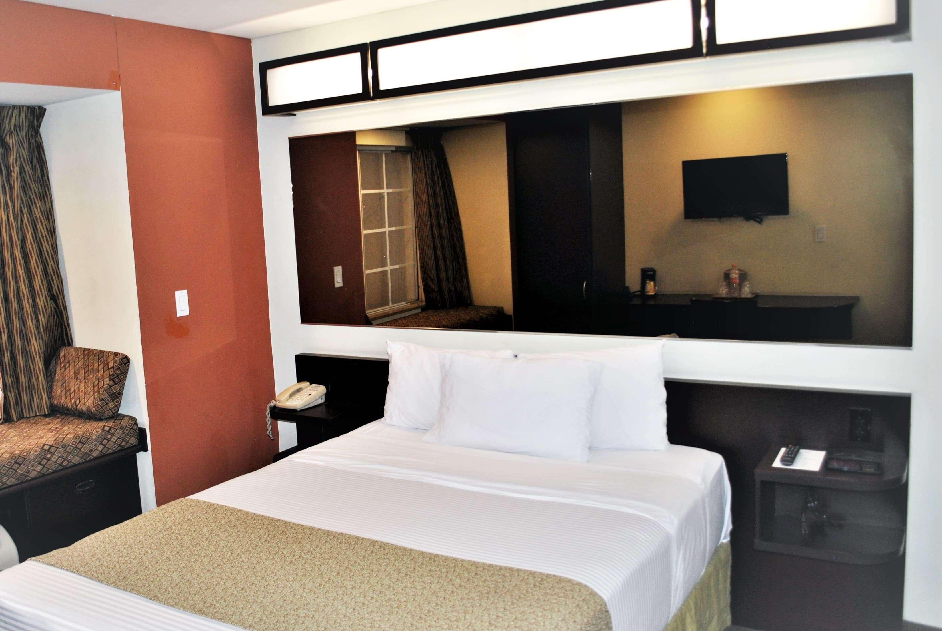 Microtel Inn And Suites By Wyndham Toluca Exterior foto