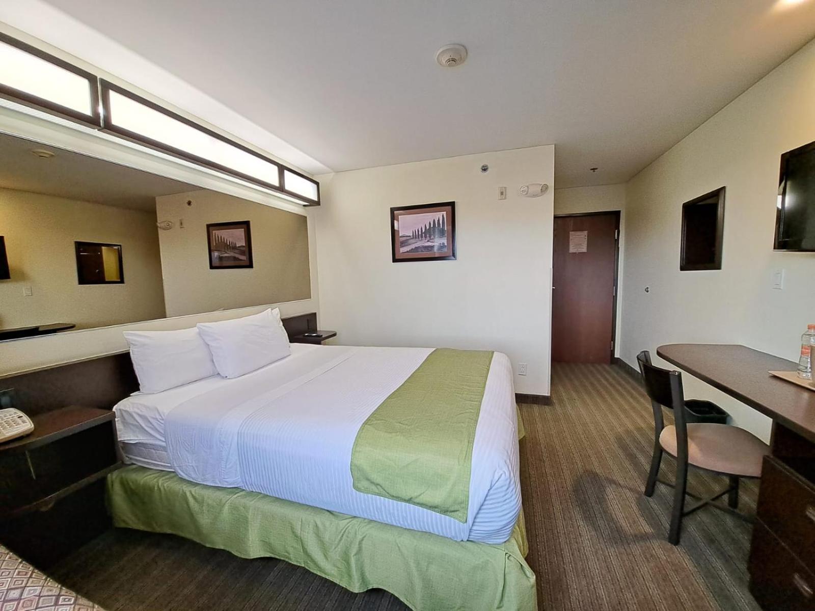 Microtel Inn And Suites By Wyndham Toluca Exterior foto